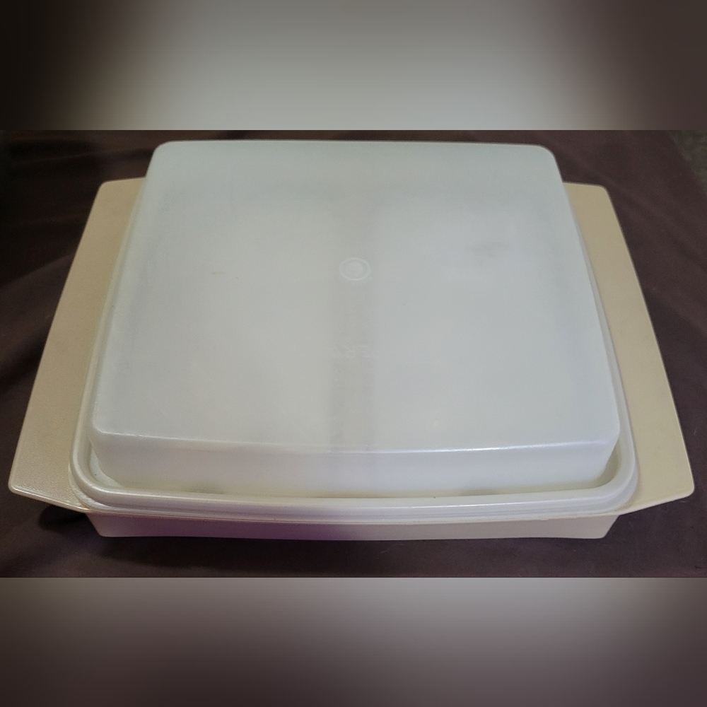 Tupperware 723 Vintage Deviled Egg Keeper Tan